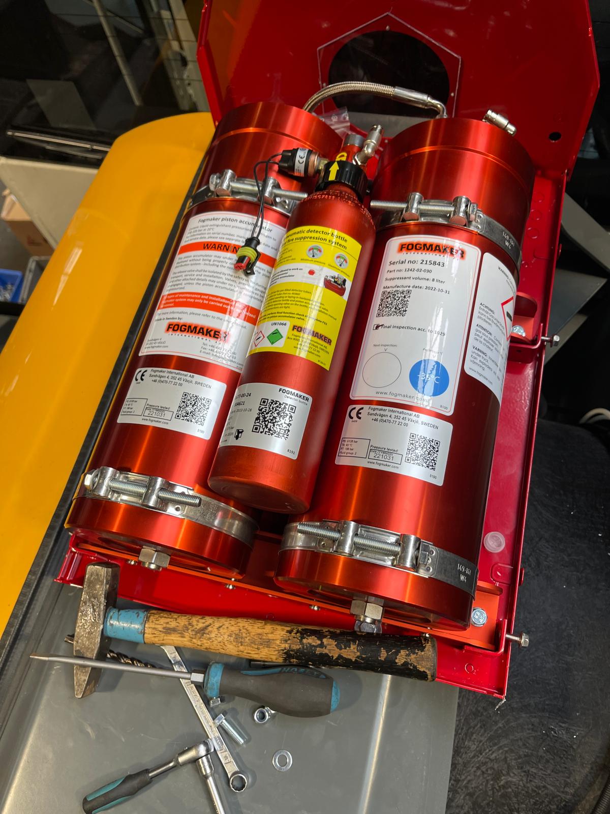 Fogmaker Feuerlöschsystem montiert auf einen Radlader Liebherr L556. Automatischer Feuerlöschsystem gegen Motorbrand. 
