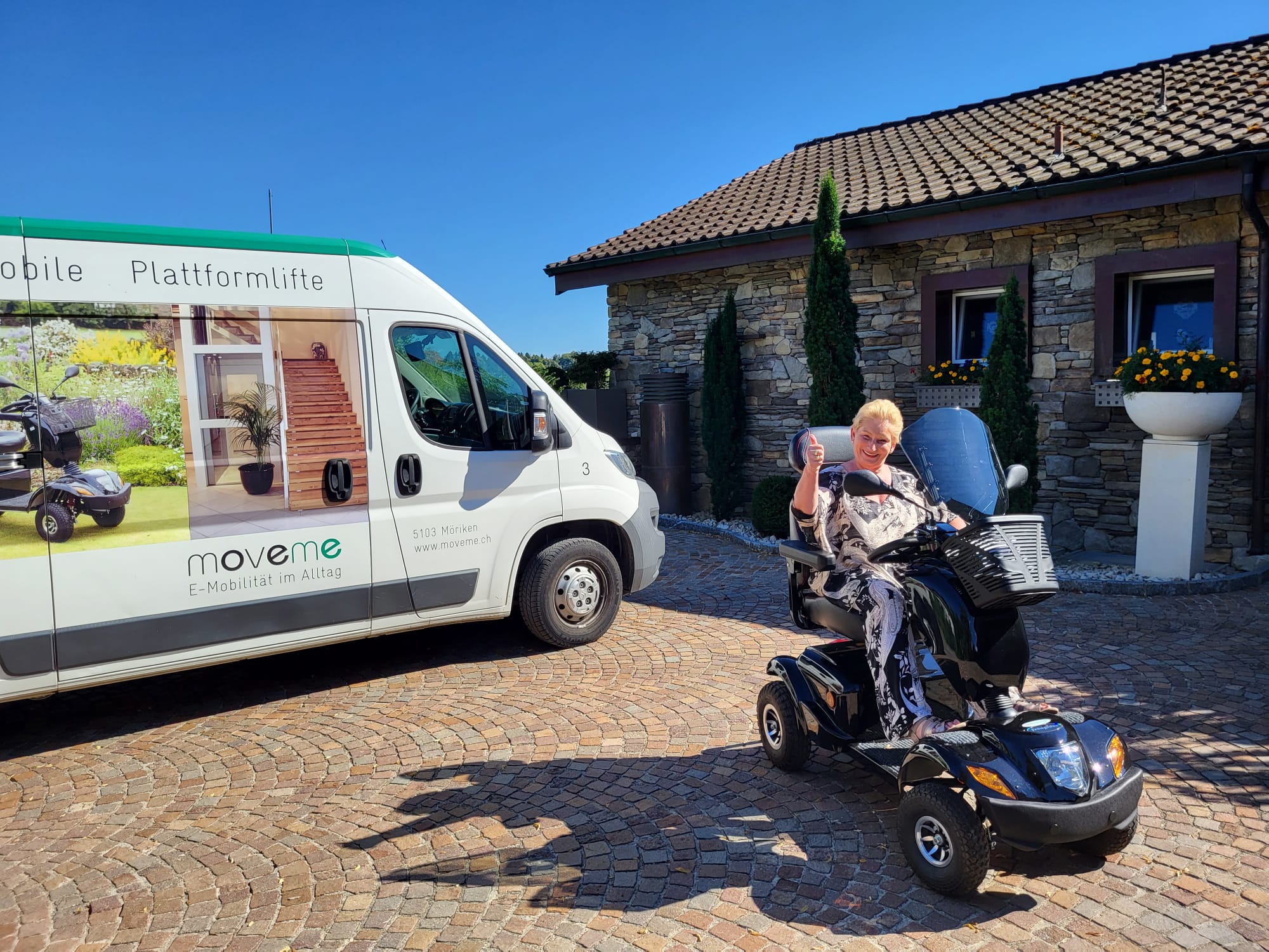 Elektromobil move Highlander mit Hunde-Spiralhalterung, abschliessbarer Euro-Kiste und Windschutzscheibe
