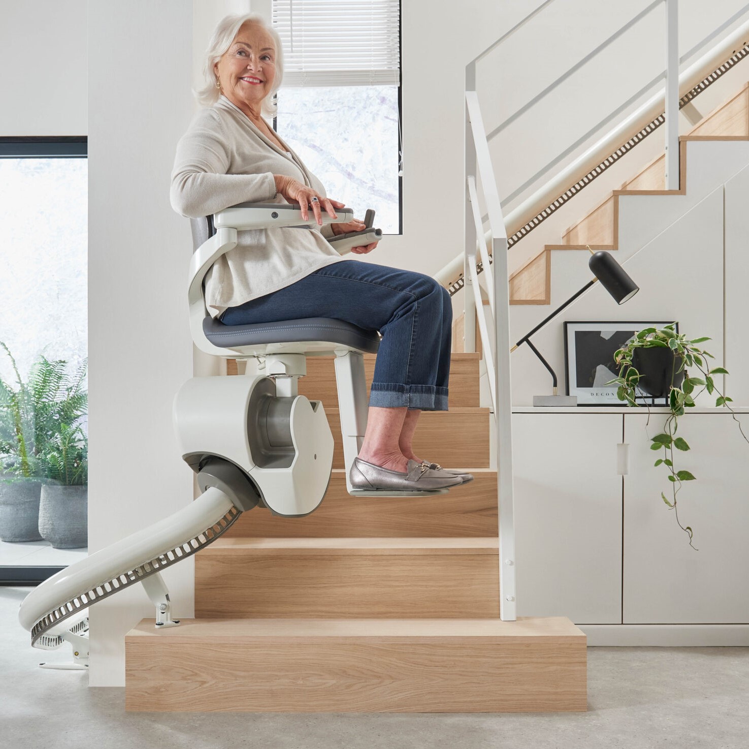 Treppenlift Flow X - die neuste Generation an Treppenlift. Speziell für enge Treppen konzipiert. 