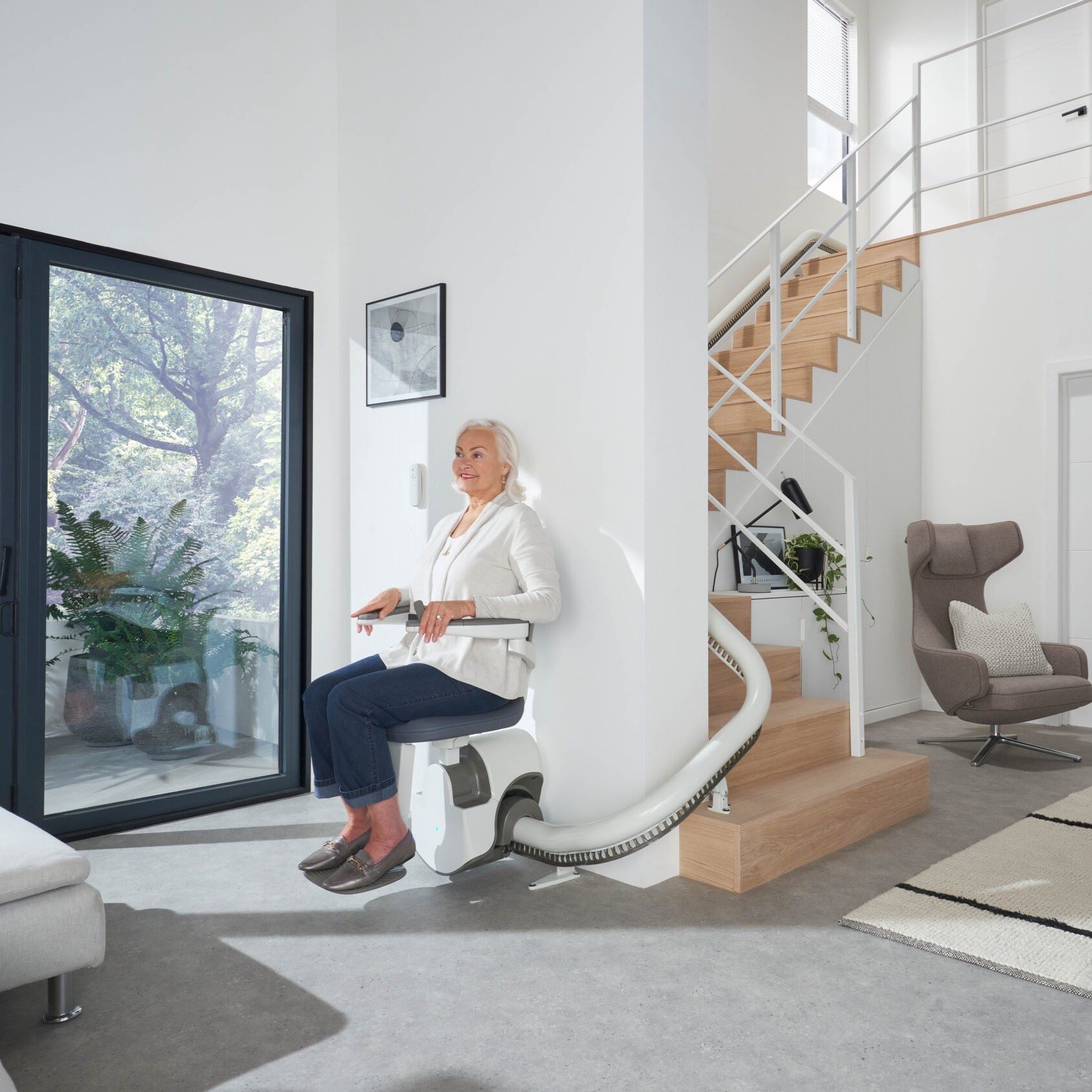 Treppenlifte für runde und gerade Treppen, speziell auch für schmale Treppen